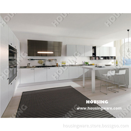 Pure White Lacquer Finish Kitchen with Quartz Stone Countertop